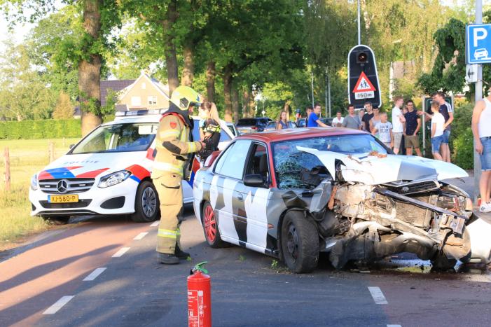 Auto total-loss na frontale aanrijding met boom