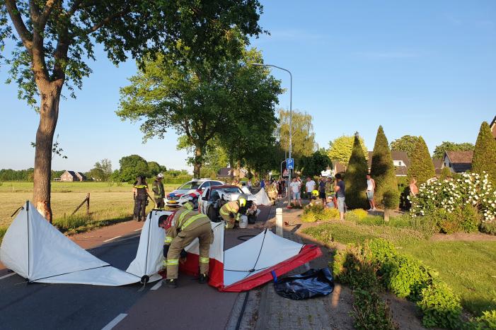 Auto total-loss na frontale aanrijding met boom