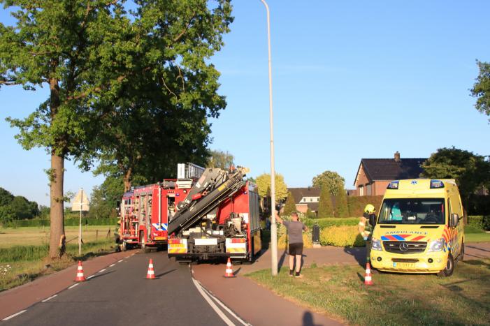 Auto total-loss na frontale aanrijding met boom