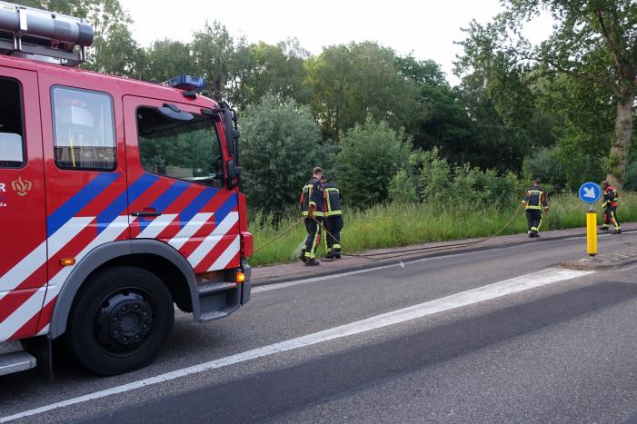 Bewoners blussen meerdere bermbranden