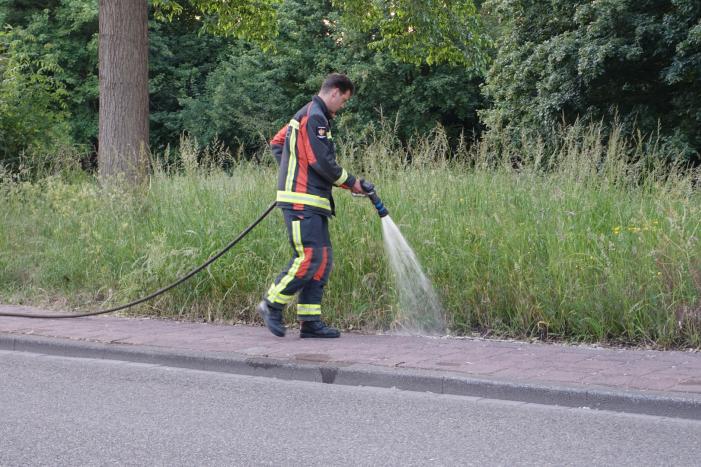 Bewoners blussen meerdere bermbranden