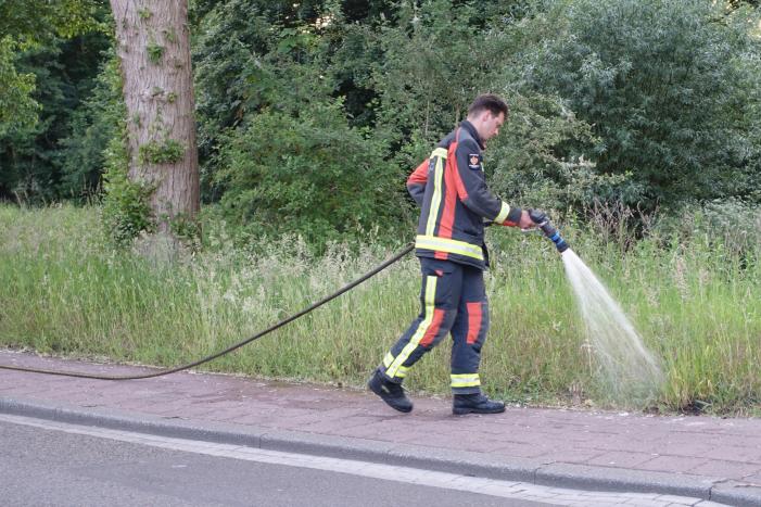 Bewoners blussen meerdere bermbranden