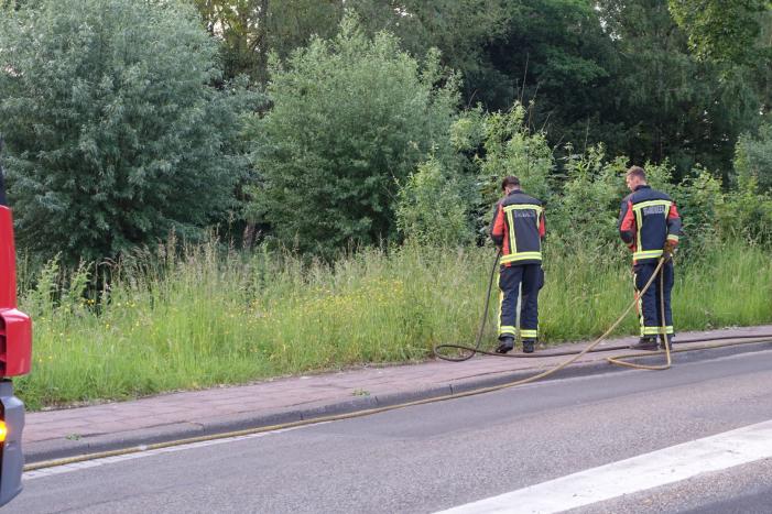 Bewoners blussen meerdere bermbranden