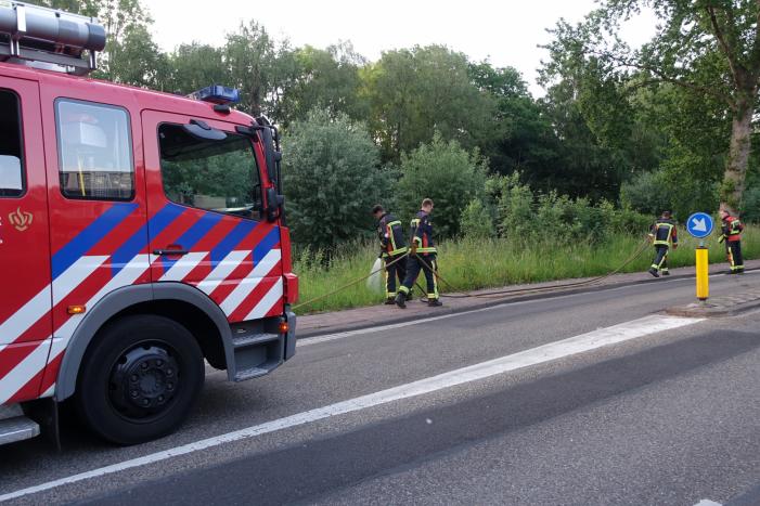 Bewoners blussen meerdere bermbranden