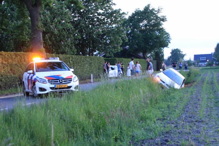 Auto vliegt uit de bocht, bestuurder aangehouden