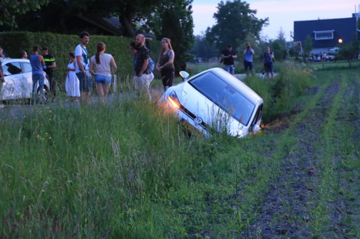 Auto vliegt uit de bocht, bestuurder aangehouden