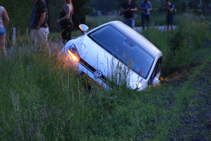 Auto vliegt uit de bocht, bestuurder aangehouden