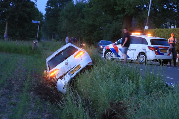 Auto vliegt uit de bocht, bestuurder aangehouden