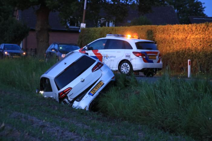Auto vliegt uit de bocht, bestuurder aangehouden