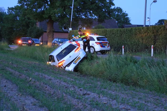 Auto vliegt uit de bocht, bestuurder aangehouden