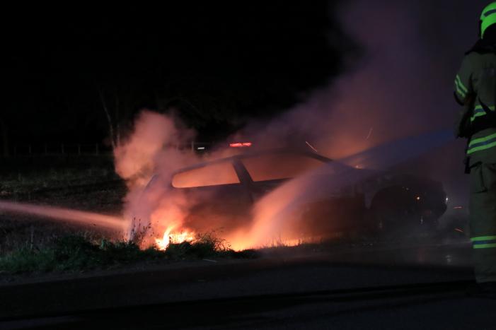 Auto in brand gestoken