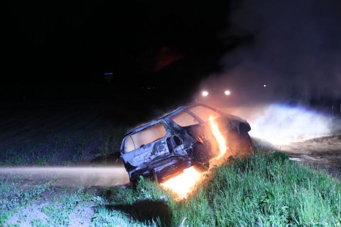 Auto in brand gestoken