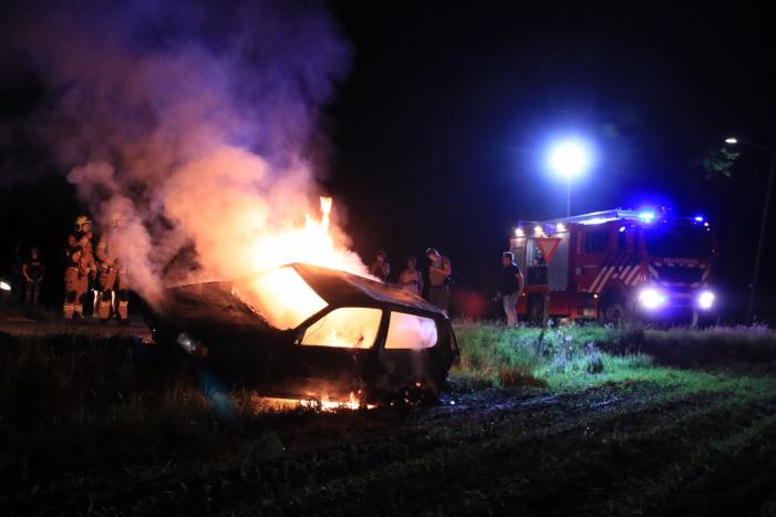 Auto in brand gestoken