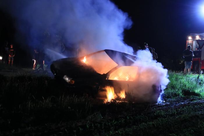 Auto in brand gestoken