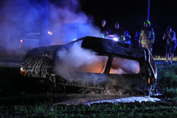 Auto in brand gestoken