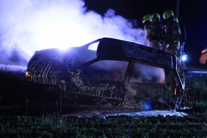 Auto in brand gestoken