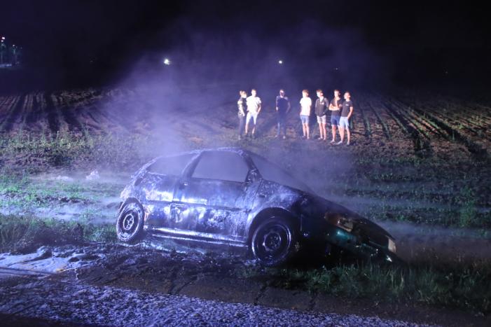 Auto in brand gestoken