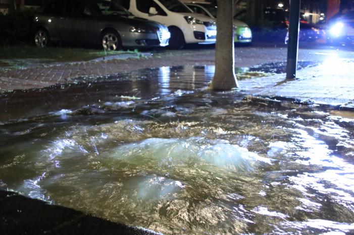 Straat blank door gesprongen waterleiding