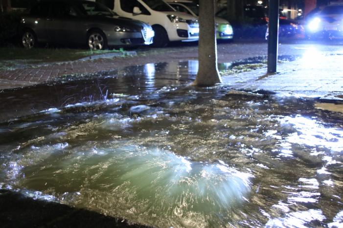 Straat blank door gesprongen waterleiding