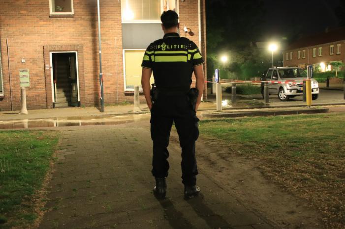 Straat blank door gesprongen waterleiding