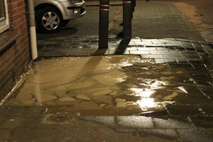 Straat blank door gesprongen waterleiding