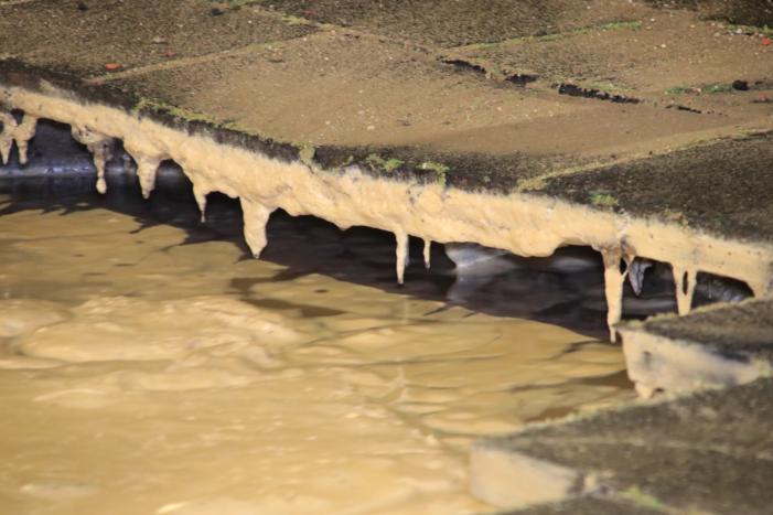 Straat blank door gesprongen waterleiding