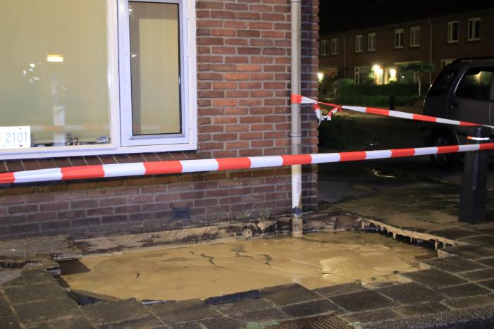 Straat blank door gesprongen waterleiding