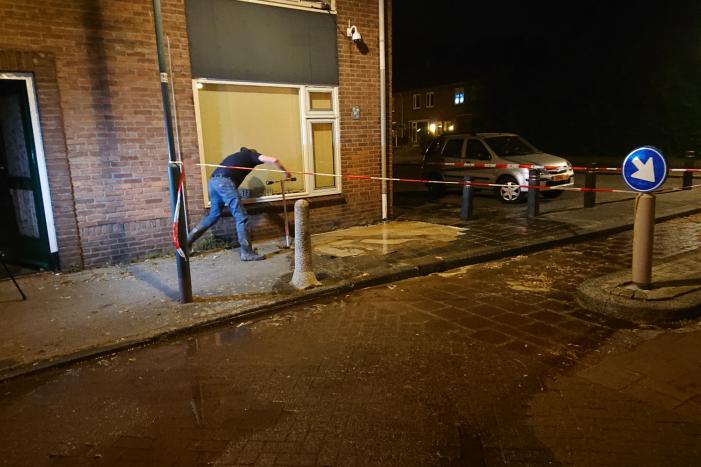Straat blank door gesprongen waterleiding