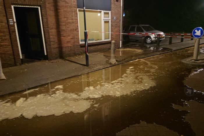 Straat blank door gesprongen waterleiding
