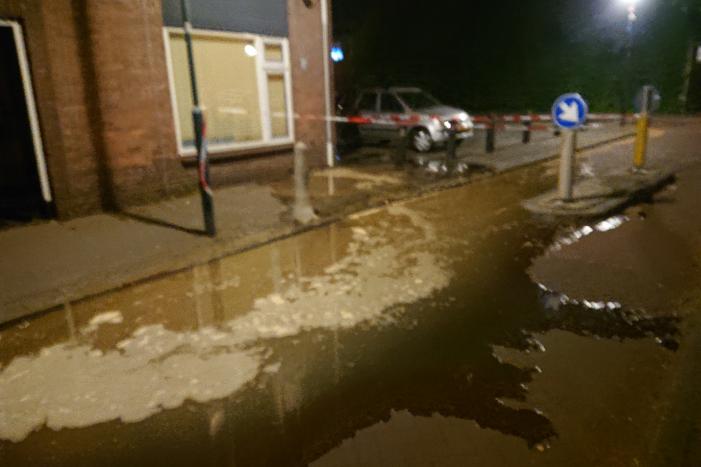 Straat blank door gesprongen waterleiding