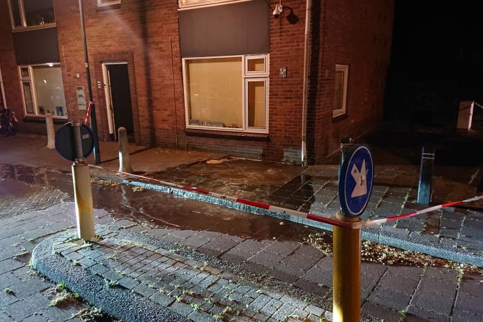 Straat blank door gesprongen waterleiding