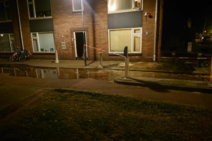 Straat blank door gesprongen waterleiding