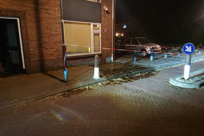 Straat blank door gesprongen waterleiding