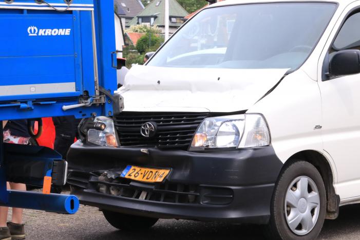 Bestelbus klapt achterop vrachtwagen