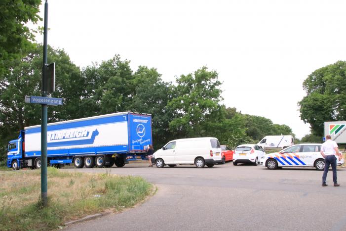 Bestelbus klapt achterop vrachtwagen