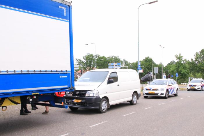 Bestelbus klapt achterop vrachtwagen