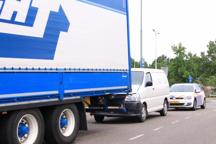 Bestelbus klapt achterop vrachtwagen