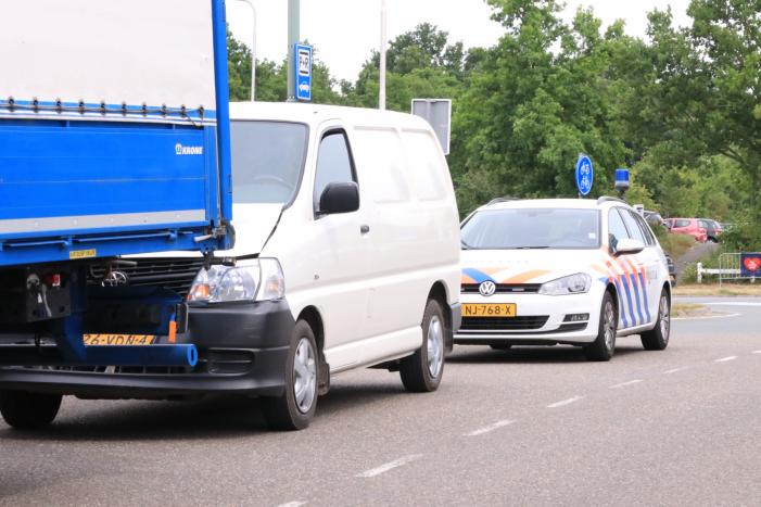 Bestelbus klapt achterop vrachtwagen