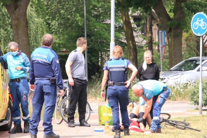 Wielrenner gewond na botsing met fietser op rotonde