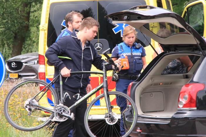 Wielrenner gewond na botsing met fietser op rotonde