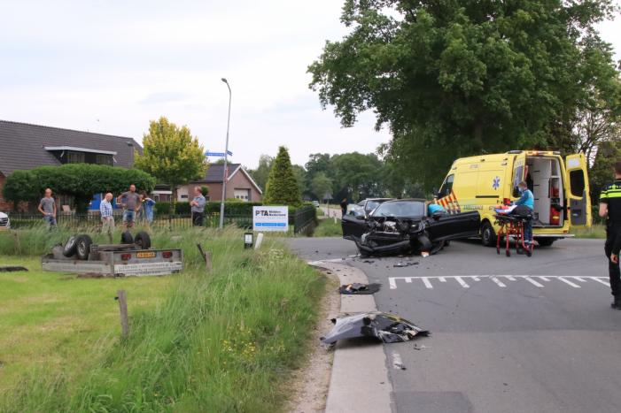 Aanhangwagen slaat over de kop na aanrijding