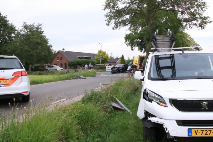 Aanhangwagen slaat over de kop na aanrijding
