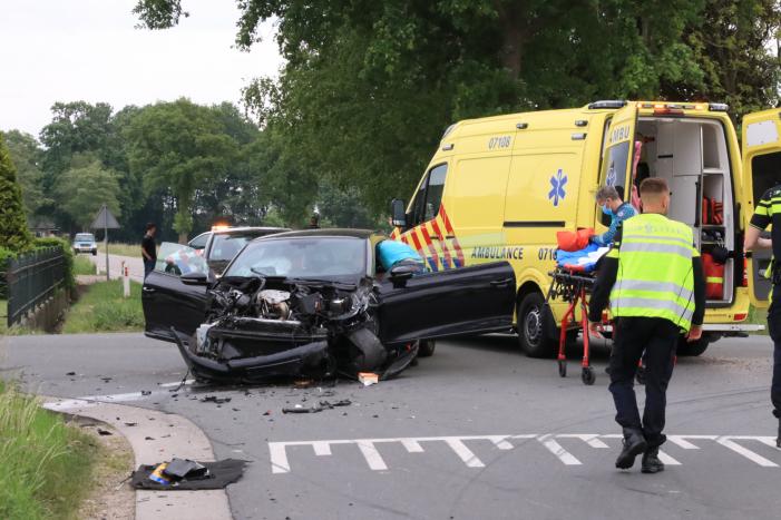 Aanhangwagen slaat over de kop na aanrijding