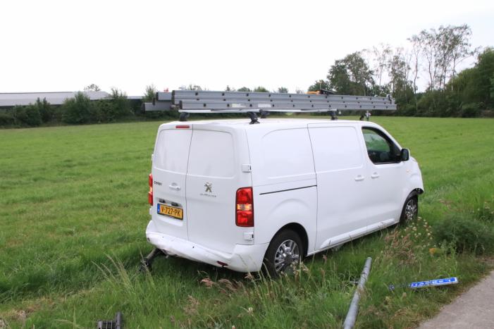 Aanhangwagen slaat over de kop na aanrijding