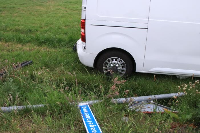 Aanhangwagen slaat over de kop na aanrijding