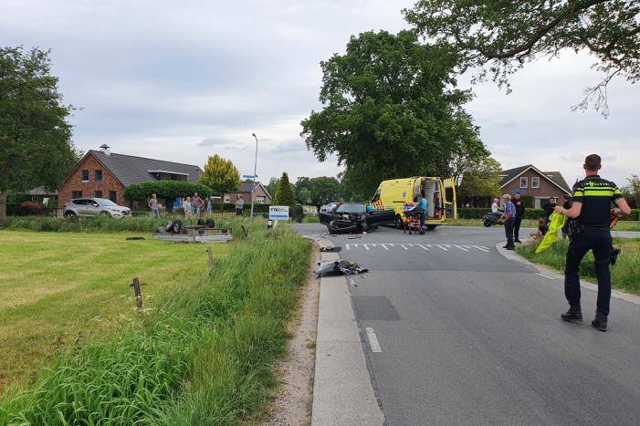 Aanhangwagen slaat over de kop na aanrijding