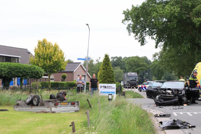 Aanhangwagen slaat over de kop na aanrijding