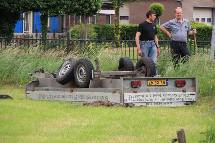 Aanhangwagen slaat over de kop na aanrijding