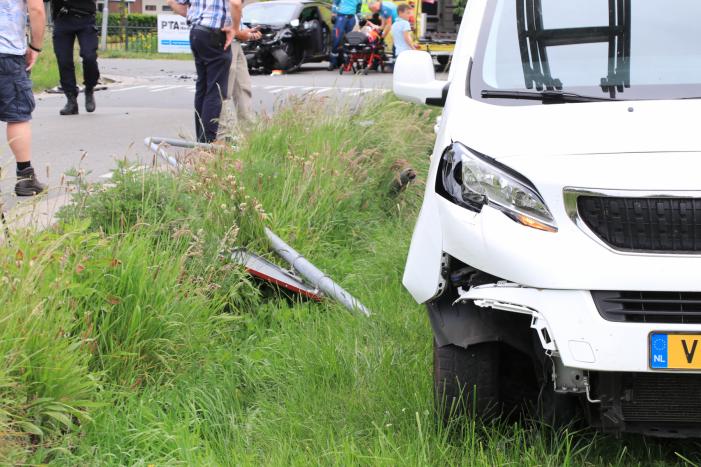 Aanhangwagen slaat over de kop na aanrijding