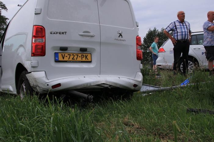 Aanhangwagen slaat over de kop na aanrijding